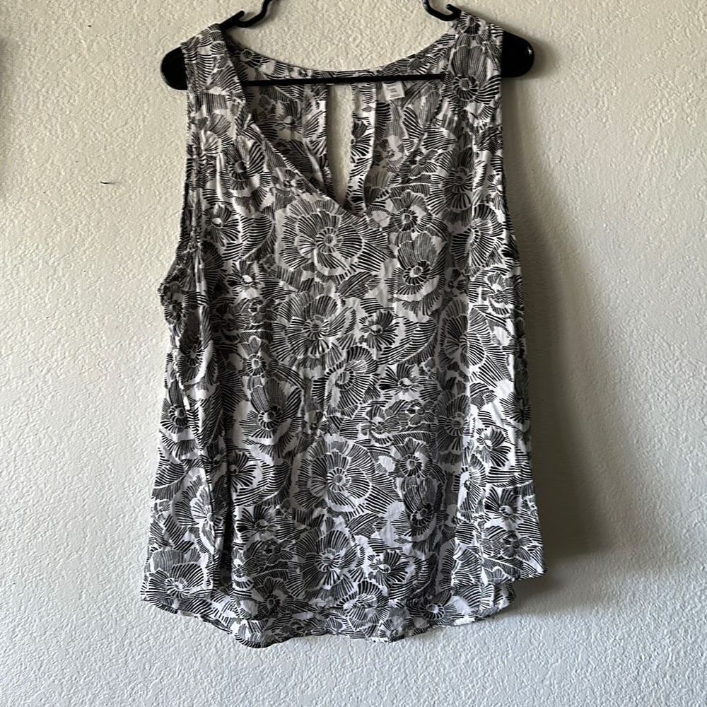 Old Navy Size 2XL white & Black Floral Print Blouse
